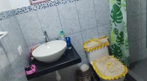 ein Badezimmer mit Waschbecken und Toilette in der Unterkunft Departamento Alameda Bolognesi confortable in Quillabamba