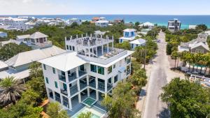 una vista aérea de un edificio blanco frente al océano en All Decked Out Seagrove by AvantStay Priv PoolHot Tub Ocean Views, en Santa Rosa Beach