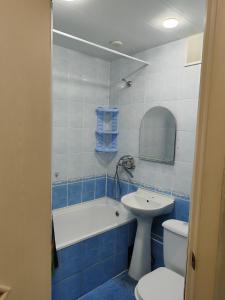 een blauwe en witte badkamer met een toilet en een wastafel bij Квартира в центре города Тирасполь in Crăsnăşeni