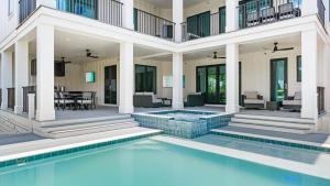 una casa con piscina y patio en All Decked Out Seagrove by AvantStay Priv PoolHot Tub Ocean Views, en Santa Rosa Beach