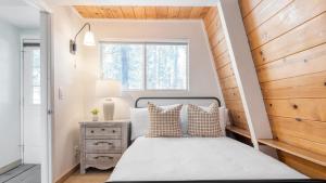 Un pat sau paturi într-o cameră la Chickaree by AvantStay A-Frame w Mountain Views