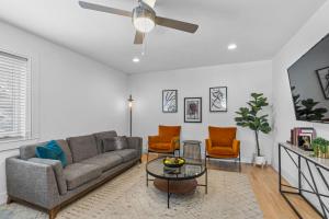 un soggiorno con un divano e un tavolo di Modern & Spacious Midtown Comfort with Walk Score 93 ad Atlanta