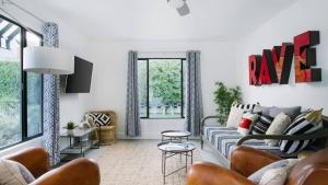 ein Wohnzimmer mit Couch und Tisch in der Unterkunft The EL Cid Buyout by AvantStay in Palm Springs