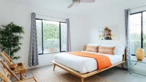 Schlafzimmer mit einem Bett und Fenstern in der Unterkunft The EL Cid Buyout by AvantStay in Palm Springs + 23 Fotos
