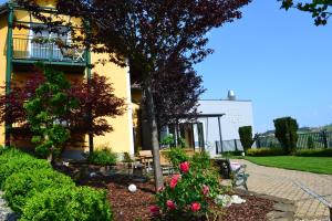 Garður fyrir utan Hotel Villa Rosa