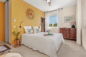 Ένα ή περισσότερα κρεβάτια σε δωμάτιο στο Villa Chantegrive +30 φωτογραφίες