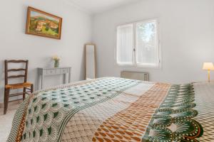 una camera da letto con un letto, una finestra e una sedia di Aux Portes Des Gorges Du Verdon a Peyroules