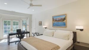 Un dormitorio con una cama y un escritorio. en Rancho Robles by AvantStay Vineyard Villa w Views Pool Privacy, en Paso Robles 58 fotos más