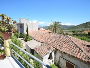 an old house with a red tile roof at Eftopia Martino Pansion in Martínon