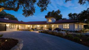una casa con entrada para coches por la noche en Rancho Robles by AvantStay Vineyard Villa w Views Pool Privacy, en Paso Robles