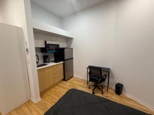 Imagen de la galería de Well located studio with Parking near Downtown Montreal, en Montreal