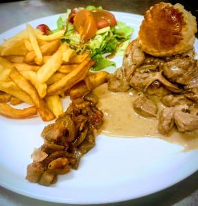 einen Teller mit Essen mit einem Sandwich und Pommes frites in der Unterkunft Auberge les rastels in Savournon