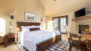 Postel nebo postele na pokoji v ubytování Frontier by AvantStay Incredible Mtn Views Hot Tub Gorgeous Breckenridge Home Close to Slopes