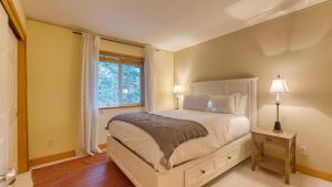 Giường trong phòng chung tại Golden Summit by AvantStay Stunning Secluded Cabin w Access to Tahoe Donner +48 ảnh