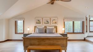Ένα ή περισσότερα κρεβάτια σε δωμάτιο στο Cozy Edwards Retreat w Fireplace Near Ski Resort Osprey Nest by AvantStay
