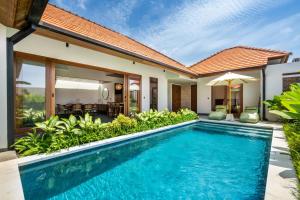 ein Bild einer Villa mit Swimmingpool in der Unterkunft Villa Domus - B4 in Sanur