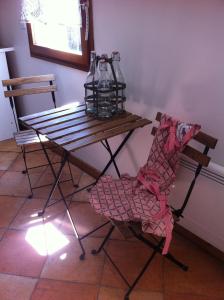 a table and a chair in a room at L'Ombrière in Saint-Thomas-de-Cônac +13 photos