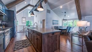 Η κουζίνα ή μικρή κουζίνα στο Azalea Retreat - The Cottage by AvantStay Pool
