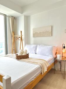 Ένα ή περισσότερα κρεβάτια σε δωμάτιο στο Azure Staycation by Jen & Jes