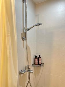 Ένα μπάνιο στο Azure Staycation by Jen & Jes