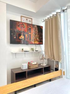 Μια τηλεόραση ή/και κέντρο ψυχαγωγίας στο Azure Staycation by Jen & Jes +41 φωτογραφίες