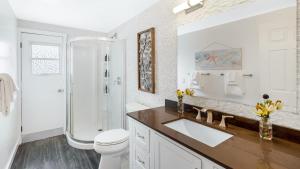 un bagno bianco con lavandino e doccia di Topside Newport Rooftop Balcony Ocean Views Walk to Pier Marina Village a Newport Beach Altre 56 foto