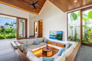 ein Wohnzimmer mit Sofa und Tisch in der Unterkunft Villa Domus - B4 in Sanur