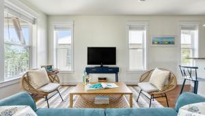 Televisyen dan/atau pusat hiburan di Bellview by AvantStay Gorgeous Home w Multiple Balconies Living Areas