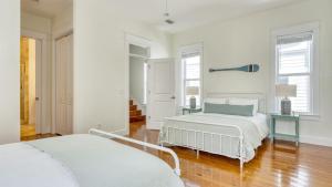 Katil atau katil-katil dalam bilik di Bellview by AvantStay Gorgeous Home w Multiple Balconies Living Areas