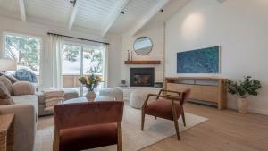 Una sala de estar con un sofá y una chimenea. en Tahoe Dreamin’ by AvantStay Central Location, en Incline Village
