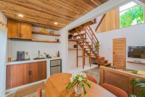 卢纳将军城THE LOFT - Super Central General Luna的一间厨房和带木制天花板的用餐室