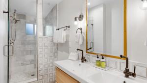 Un baño blanco con lavabo y ducha. en Stone Lagoon by AvantStay Steps to the Beach Backyard Oasis, en San Clemente 46 fotos más