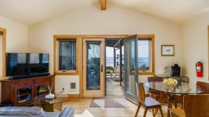Televisyen dan/atau pusat hiburan di The Castle Rock Estate by AvantStay Steps From Arch Cape beach w Hot Tub Sauna