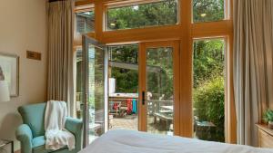 Katil atau katil-katil dalam bilik di The Castle Rock Estate by AvantStay Steps From Arch Cape beach w Hot Tub Sauna