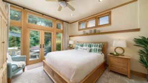 Una cama o camas en una habitación de The Castle Rock Estate by AvantStay Steps From Arch Cape beach w Hot Tub Sauna