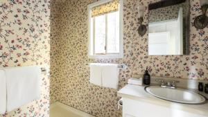 a bathroom with a sink and a window at Everett by AvantStay 5mins to Palisades Tahoe w HOT TUB in Olympic Valley +29 photos