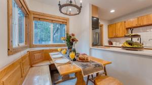 una cucina con tavolo in legno e fiori di Westlake Cabin by AvantStay Hot Tub Near Skiing Walk to Restaurants Lake a Tahoe City
