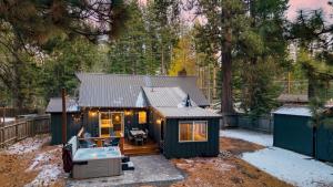 una piccola casa verde con una vasca in giardino di Westlake Cabin by AvantStay Hot Tub Near Skiing Walk to Restaurants Lake a Tahoe City