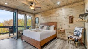 ガトリンバーグにあるRambling Ridge Lodge by AvantStay Endless Amenities Fun Indoor Pool Hot Tub A Arcade Game Roomのベッドと天井扇風機のある寝室 +48枚の写真