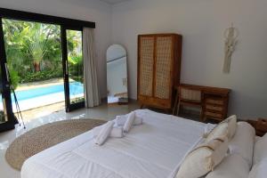 Ένα ή περισσότερα κρεβάτια σε δωμάτιο στο Bohemian Luxury 3 BR - In the Center of Canggu with a Pool