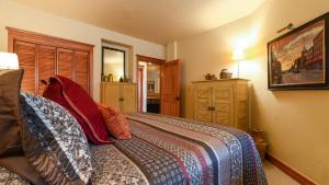 テルライドにあるPalmyra 3D by AvantStay Gorgeous Condo in Great Locationの枕が置かれたベッドのある寝室