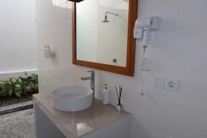 Ένα μπάνιο στο Bohemian Luxury 3 BR - In the Center of Canggu with a Pool +36 φωτογραφίες