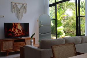 Χώρος καθιστικού στο Bohemian Luxury 3 BR - In the Center of Canggu with a Pool
