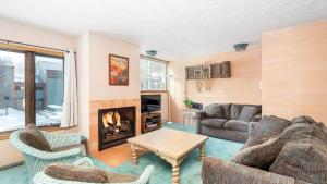 un soggiorno con divano e camino di Telluride Lodge 312 by AvantStay Close to Slopes Town a Telluride