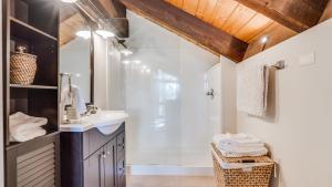 a bathroom with a sink and a shower at Pinegrove by AvantStay Beautiful Villas Condo just outside Tahoe City in Dollar Point