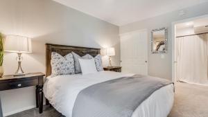 a bedroom with a large bed and two lamps at Pinegrove by AvantStay Beautiful Villas Condo just outside Tahoe City in Dollar Point