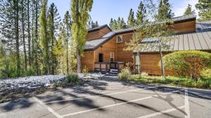 drewniany dom w lesie z parkingiem w obiekcie Pinegrove by AvantStay Beautiful Villas Condo just outside Tahoe City w mieście Dollar Point