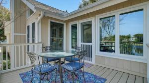 Balkón nebo terasa v ubytování 15 Lake Village by AvantStay Golf Course Lagoon Views