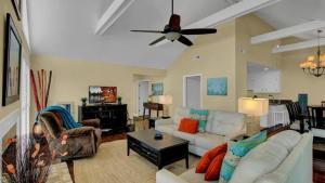 Posezení v ubytování 15 Lake Village by AvantStay Golf Course Lagoon Views