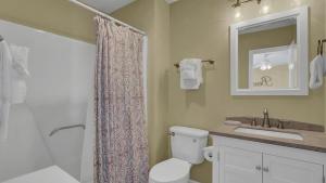 Koupelna v ubytování 15 Lake Village by AvantStay Golf Course Lagoon Views + 20 fotografií